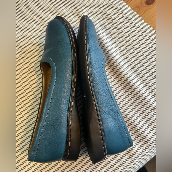 Lands' End flat slip on shoe vibrant blue, like new condition. Size 8.5 - Picture 7 of 8